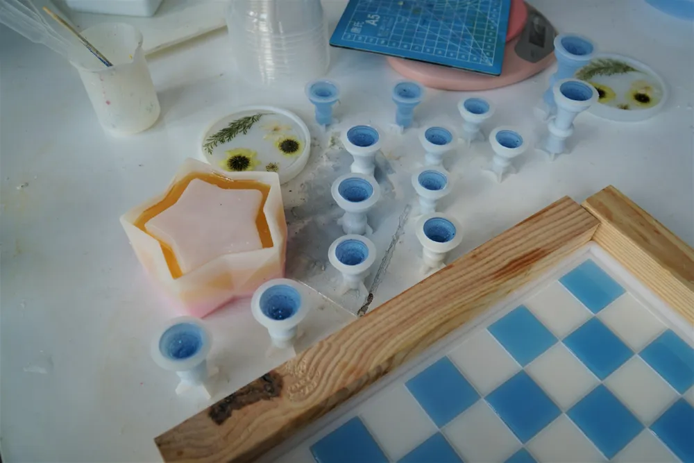 Ngoài công thức pha màu, chị Trâm Anh còn thường thêm vào những nguyên liệu khác như nhũ, kim tuyến,... để trang trí bàn cờ thêm bắt mắt. Ảnh: BẢO PHƯƠNG Ngoài công thức pha màu, chị Trâm Anh còn thường thêm vào những nguyên liệu khác như nhũ, kim tuyến,... để trang trí bàn cờ thêm bắt mắt. Ảnh: BẢO PHƯƠNG