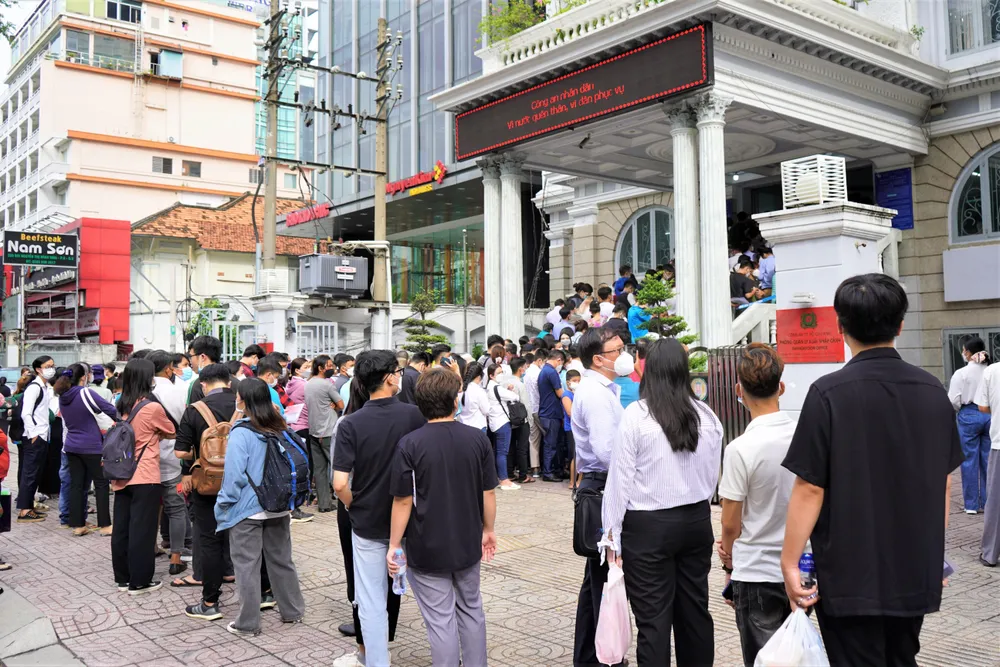 Nhiều người đến từ sớm, xếp hàng dài trước cửa chờ bốc số. Ảnh: BẢO PHƯƠNG