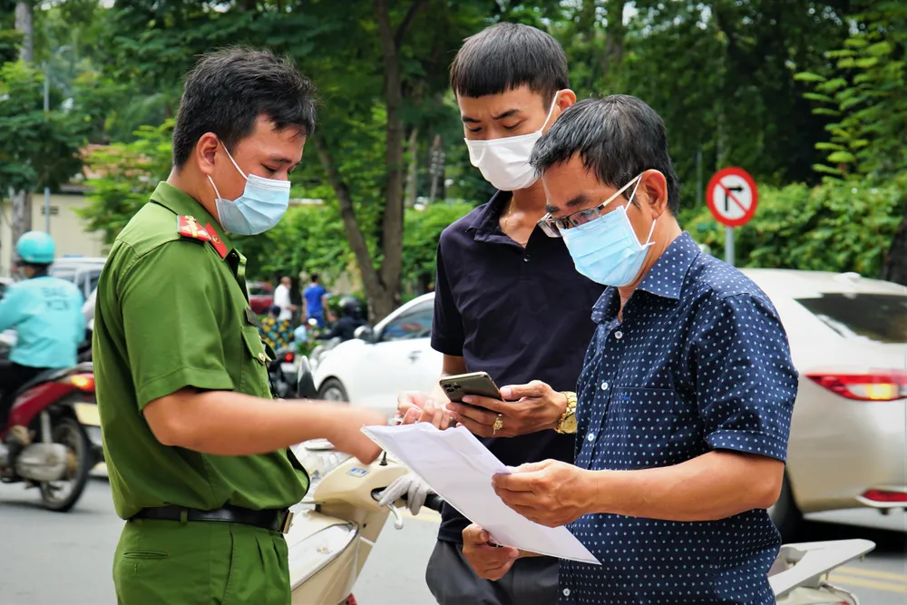 Cán bộ công an có mặt để điều tiết giao thông và hỗ trợ người dân. Ảnh: BẢO PHƯƠNG