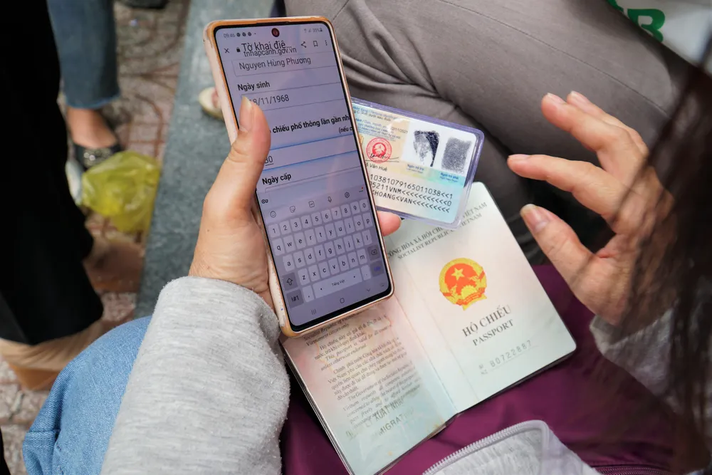 Để tiết kiệm thời gian, người dân sẽ khai thông tin online trước khi vào nơi cấp hộ chiếu của Phòng Quản lý XNC - Công an TPHCM. Ảnh: BẢO PHƯƠNG