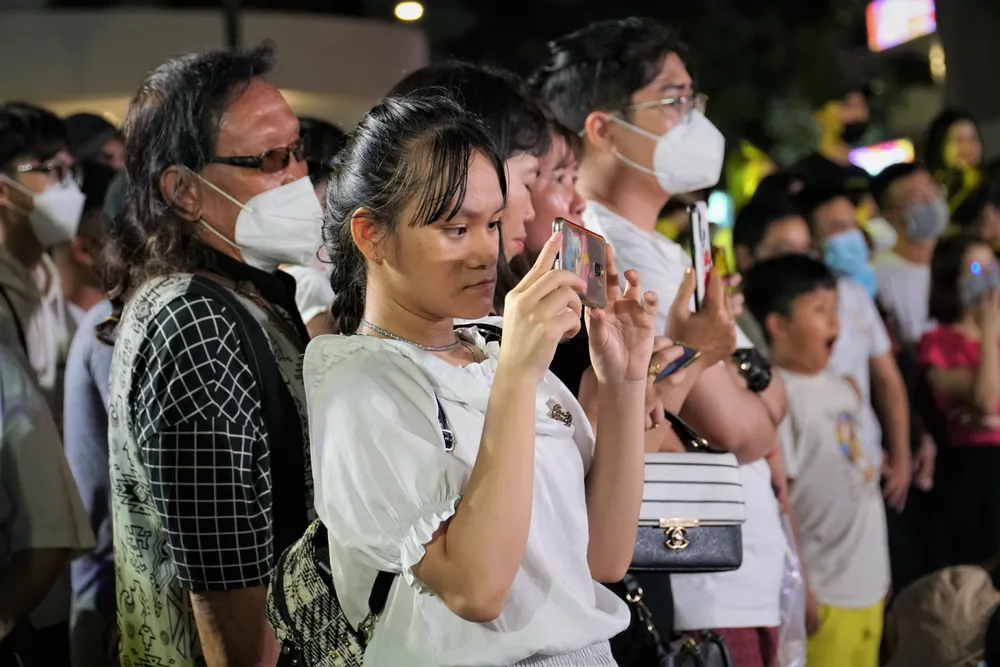 Chương trình thu hút đông đoả người dân đến xem. Ảnh: BẢO PHƯƠNG