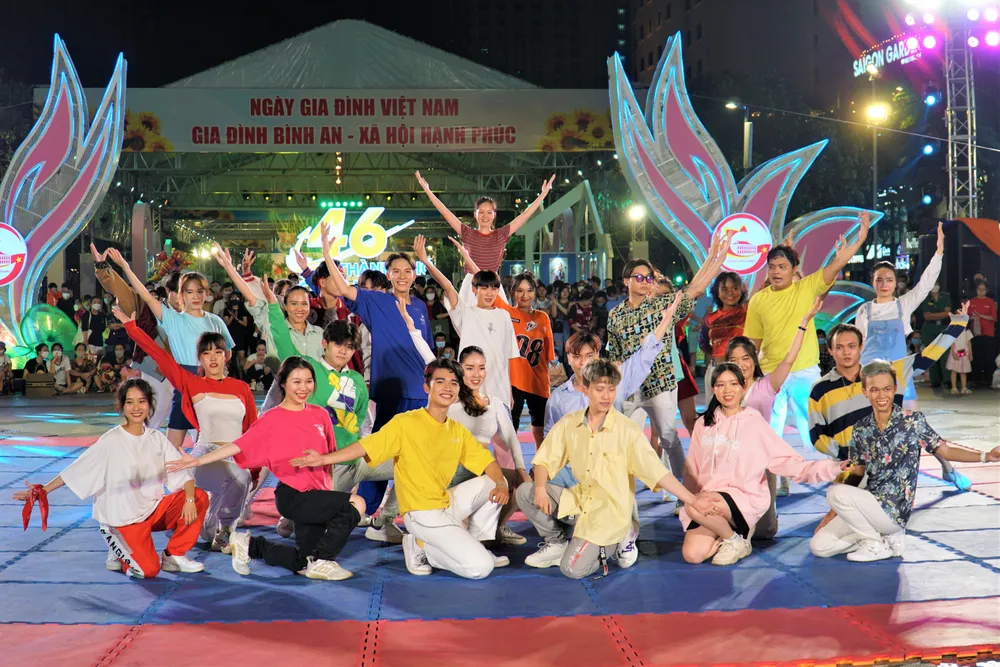 Các tiết mục biểu diễn được dàn dựng mãn nhãn. Ảnh: BẢO PHƯƠNG