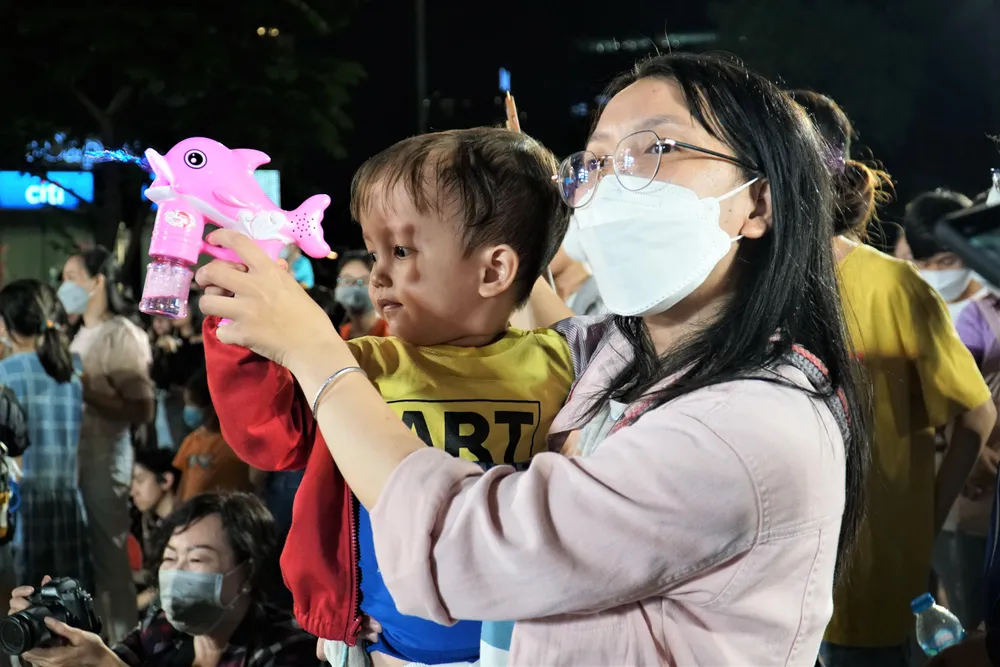 Nhiều gia đình dẫn con đến xem ca nhạc. Ảnh: BẢO PHƯƠNG