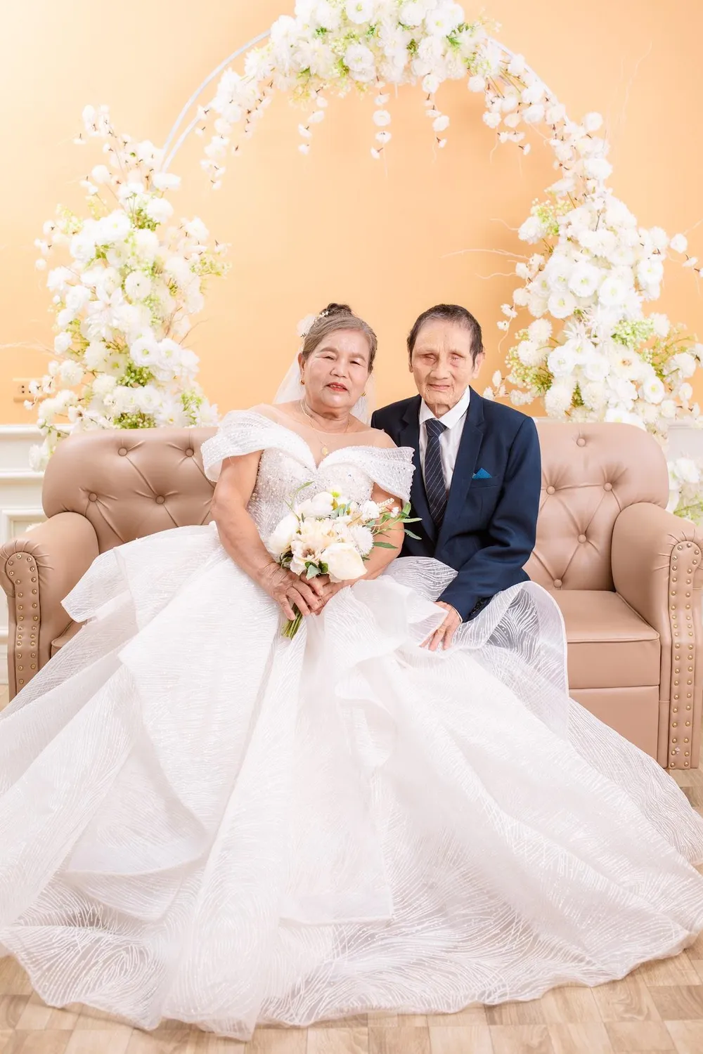 Nhân vật chính của bộ ảnh cưới, ông Nguyễn Cảnh Thiệm và bà Phan Thị Nhung.