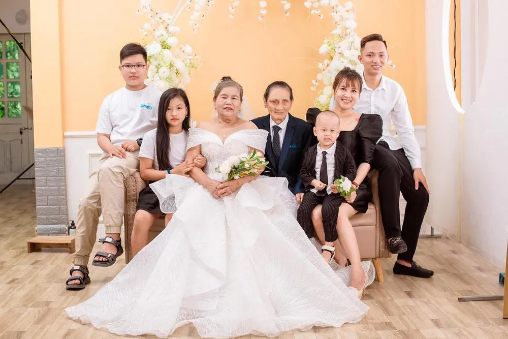 Các con, cháu của ông Thiềm và bà Nhung góp mặt trong bộ ảnh cưới đặc biệt.