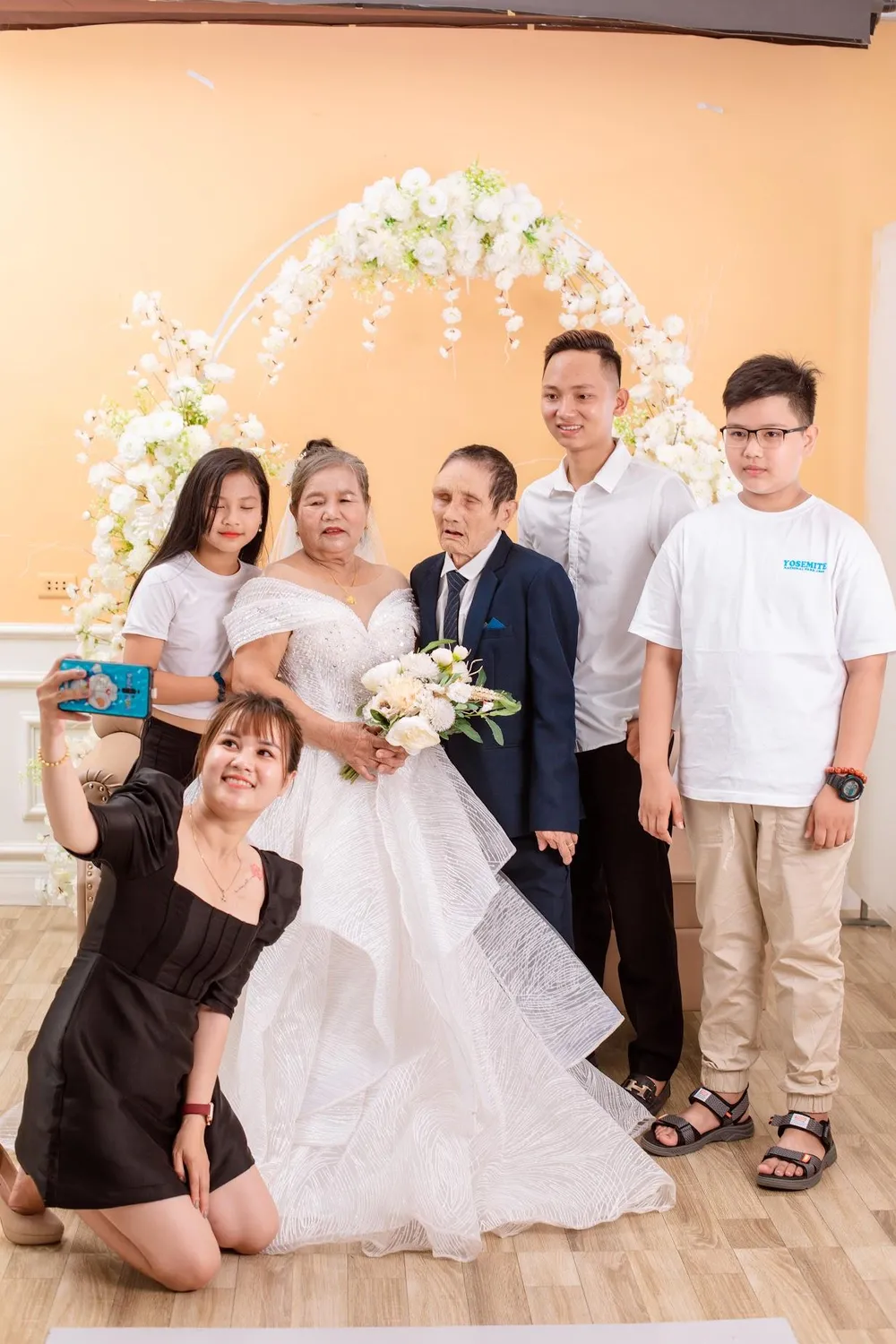 Kiên trì ở bên nhau những ngày giông bão, giờ ông bà cũng đã được cùng nhau an hưởng tuổi già trong sự yêu thương của con cháu.