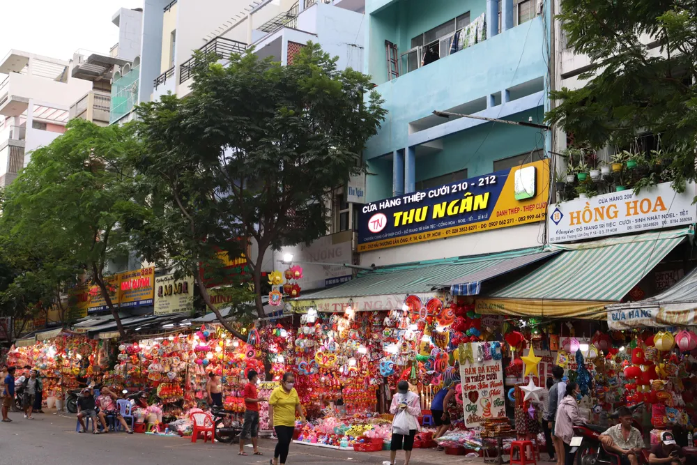 Từ đầu tháng 7 dương lịch, các gian hàng ở góc đường Hải Thượng Lãn Ông (quận 5, TP.HCM) đã bày bán các loại lồng đèn, đèn phục vụ dịp Tết Trung thu. Đến nay, các gian hàng đã bắt đầu nhộn nhịp giao thương. Từ đầu tháng 7 dương lịch, các gian hàng ở góc đường Hải Thượng Lãn Ông (quận 5, TP.HCM) đã bày bán các loại lồng đèn, đèn phục vụ dịp Tết Trung thu. Đến nay, các gian hàng đã bắt đầu nhộn nhịp giao thương.