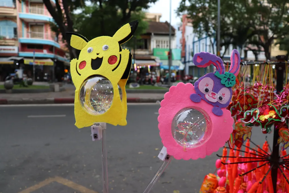 Ngoài lồng đèn xách tay, loại lồng đèn này còn có que cầm đứng. Ngoài lồng đèn xách tay, loại lồng đèn này còn có que cầm đứng.