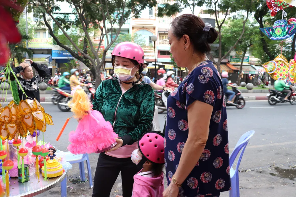 Nhiều khách hàng được tiểu thương giới thiệu các loại lồng đèn có kích cỡ, giá cả phù hợp. Nhiều khách hàng được tiểu thương giới thiệu các loại lồng đèn có kích cỡ, giá cả phù hợp.