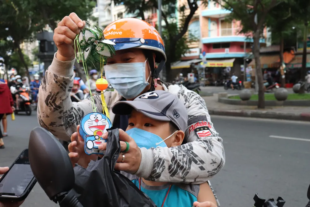 Mặc dù chưa tới Tết Trung thu nhưng nhiều phụ huynh đã dẫn con tới đây mua sắm. Chị Trần Thị Trúc Hà (ngụ quận 1, TP.HCM) cho hay: “Năm nay mình thấy lồng đèn cũng đa dạng mẫu mã hơn. Vì bé nhà mình chơi nhiều nên năm nay mình mua một cái lồng đèn nhỏ để bé chơi như sưu tầm thôi, giá cả cũng hợp lý. Cũng tuỳ theo món hàng mà giá như thế nào nhưng mình thấy năm nay có nhiều món phù hợp với túi tiền”. Mặc dù chưa tới Tết Trung thu nhưng nhiều phụ huynh đã dẫn con tới đây mua sắm. Chị Trần Thị Trúc Hà (ngụ quận 1, TP.HCM) cho hay: “Năm nay mình thấy lồng đèn cũng đa dạng mẫu mã hơn. Vì bé nhà mình chơi nhiều nên năm nay mình mua một cái lồng đèn nhỏ để bé chơi như sưu tầm thôi, giá cả cũng hợp lý. Cũng tuỳ theo món hàng mà giá như thế nào nhưng mình thấy năm nay có nhiều món phù hợp với túi tiền”.