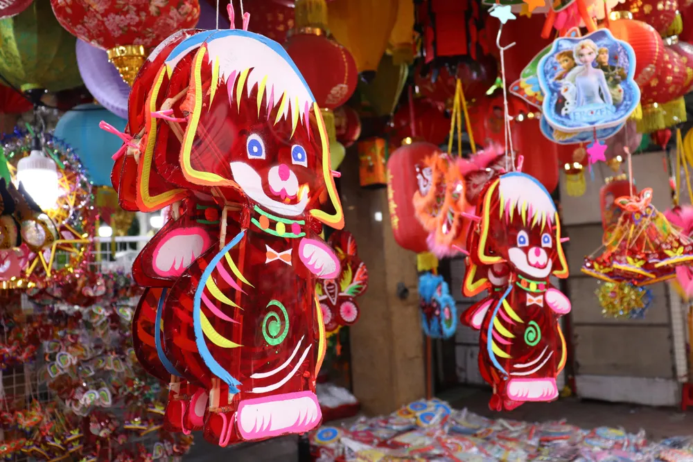 Theo anh Lý Tú Đạt (nhân viên bán hàng tại đường Hải Thượng Lãn Ông), những mẫu lồng đèn này bán khá chạy. Theo anh Lý Tú Đạt (nhân viên bán hàng tại đường Hải Thượng Lãn Ông), những mẫu lồng đèn này bán khá chạy.