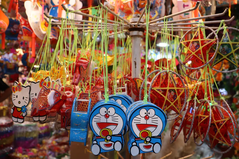 Lồng đèn mini hình chiếc thuyền, nhân vật hoạt hình… được tiểu thương chào bán với giá 25.000 – 30.000 đồng/chiếc. Lồng đèn mini hình chiếc thuyền, nhân vật hoạt hình… được tiểu thương chào bán với giá 25.000 – 30.000 đồng/chiếc.