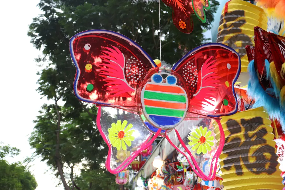 Những chiếc lồng đèn có kích cỡ lớn có giá dao động từ 100.000 đến 250.000 đồng/chiếc. Những chiếc lồng đèn có kích cỡ lớn có giá dao động từ 100.000 đến 250.000 đồng/chiếc.