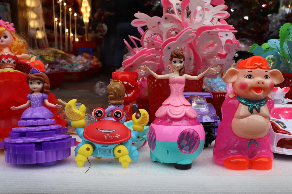 Bên cạnh các loại lồng đèn truyền thống, các gian hàng tại đây có bán các loại lồng đèn điện tử có thể di chuyển khi bỏ xuống nền đất. Lồng đèn có hình nhân vật hoạt hình thu hút sự lựa chọn của các em nhỏ. Loại này có giá từ 120.000 đồng/chiếc. Bên cạnh các loại lồng đèn truyền thống, các gian hàng tại đây có bán các loại lồng đèn điện tử có thể di chuyển khi bỏ xuống nền đất. Lồng đèn có hình nhân vật hoạt hình thu hút sự lựa chọn của các em nhỏ. Loại này có giá từ 120.000 đồng/chiếc.