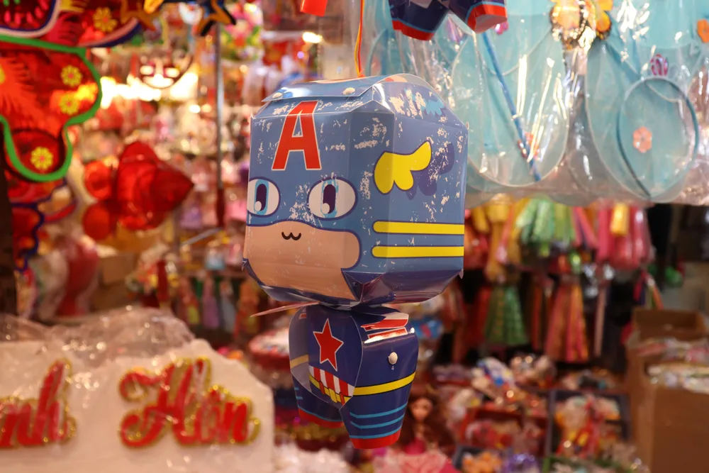 Mấy năm trở lại đây, lồng đèn pin được thiết kế đa dạng với nhiều hình thù ngộ nghĩnh hơn. Những chiếc lồng đèn pin được làm từ nhựa, mút, phù hợp và an toàn với trẻ nhỏ. Lồng đèn pin vừa có đèn phát sáng vừa có phát nhạc khiến trẻ con thích thú. Mấy năm trở lại đây, lồng đèn pin được thiết kế đa dạng với nhiều hình thù ngộ nghĩnh hơn. Những chiếc lồng đèn pin được làm từ nhựa, mút, phù hợp và an toàn với trẻ nhỏ. Lồng đèn pin vừa có đèn phát sáng vừa có phát nhạc khiến trẻ con thích thú.