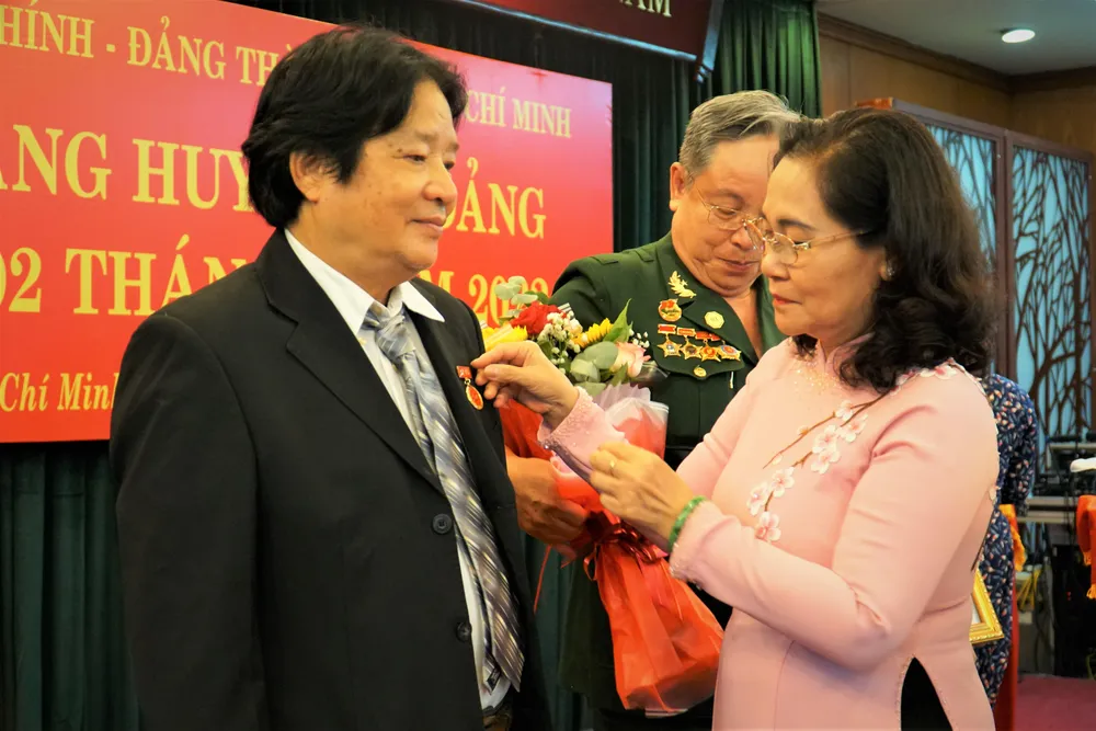 Bà Nguyễn Thị Lệ, Phó Bí thư Thành ủy, Chủ tịch HĐND TPHCM trao huy hiệu Đảng cho đảng viên cao tuổi Đảng. Ảnh: BẢO PHƯƠNG