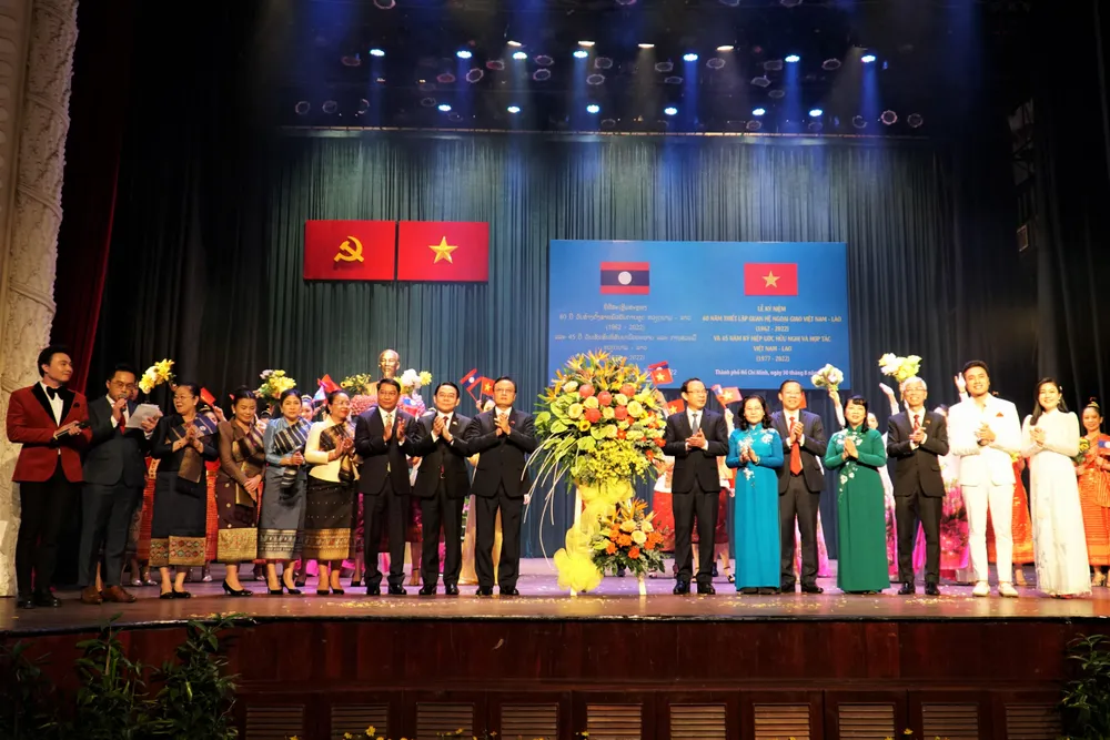 Lãnh đạo TP.HCM gửi hoa chúc mừng kỷ niệm mối quan hệ hữu nghị Việt Nam - Lào. Ảnh: BẢO PHƯƠNG Lãnh đạo TP.HCM gửi hoa chúc mừng kỷ niệm mối quan hệ hữu nghị Việt Nam - Lào. Ảnh: BẢO PHƯƠNG