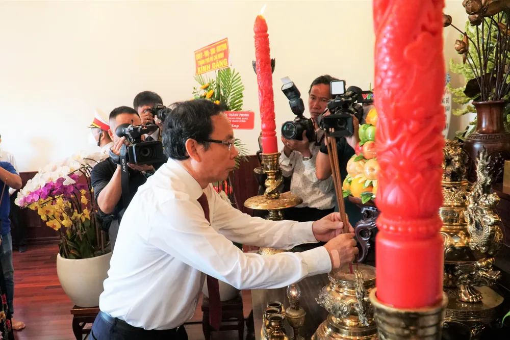 Bí thư Thành ủy TP.HCM Nguyễn Văn Nên dâng hương nơi thờ Chủ tịch Hồ Chí Minh. Ảnh: BẢO PHƯƠNG