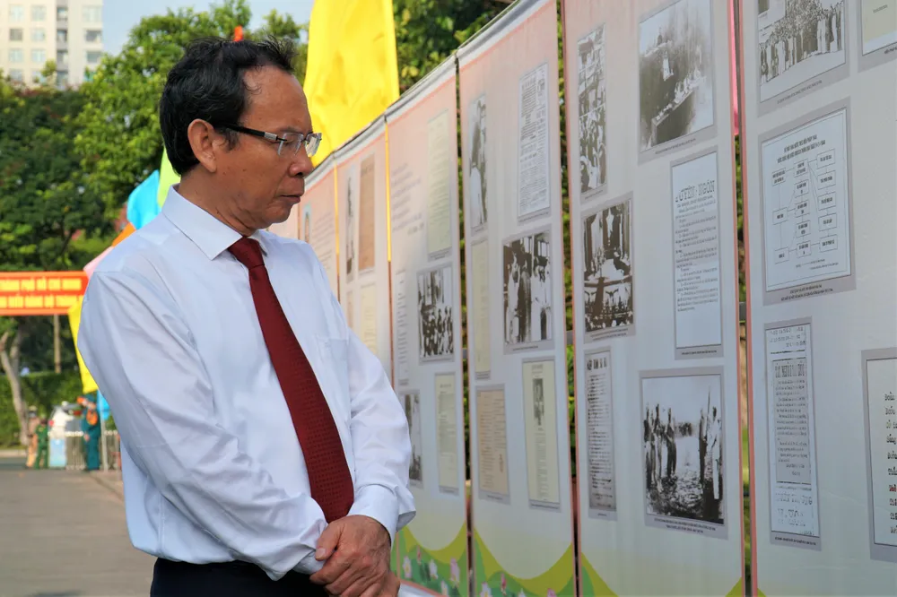 Bí thư Thành ủy TP.HCM Nguyễn Văn Nên xem triễn lãm. Ảnh: BẢO PHƯƠNG