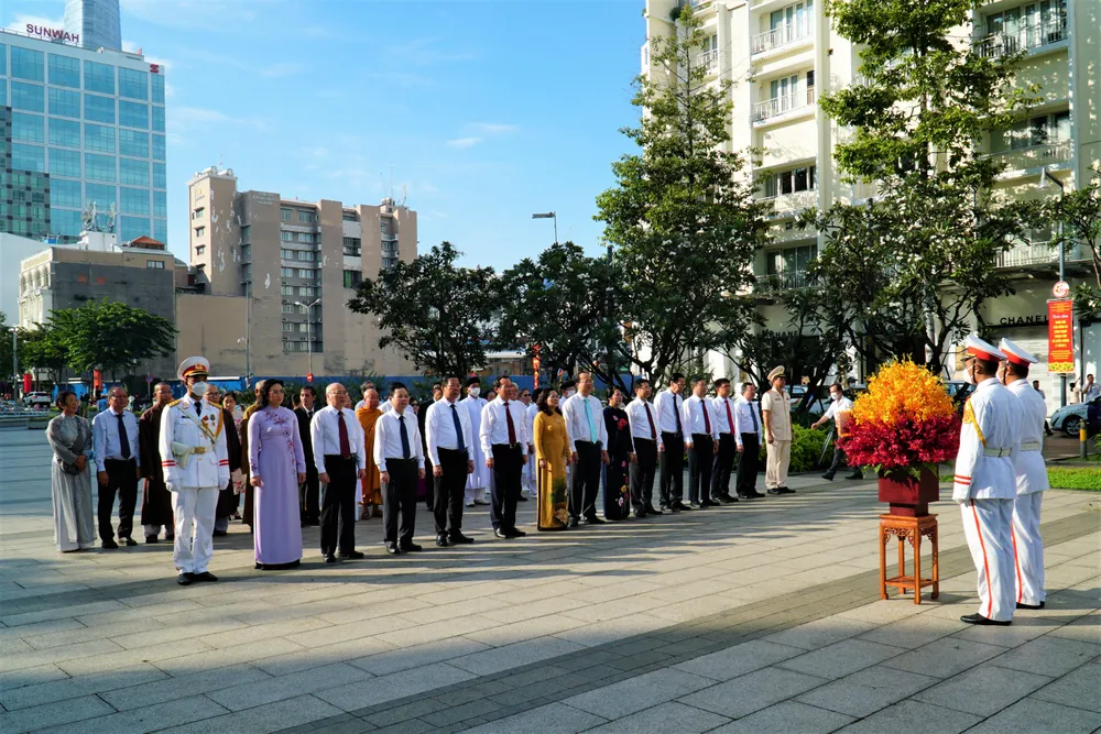 Đoàn đại biểu dâng hoa tại Tượng đài Chủ tịch Hồ Chí Minh. Ảnh: BẢO PHƯƠNG