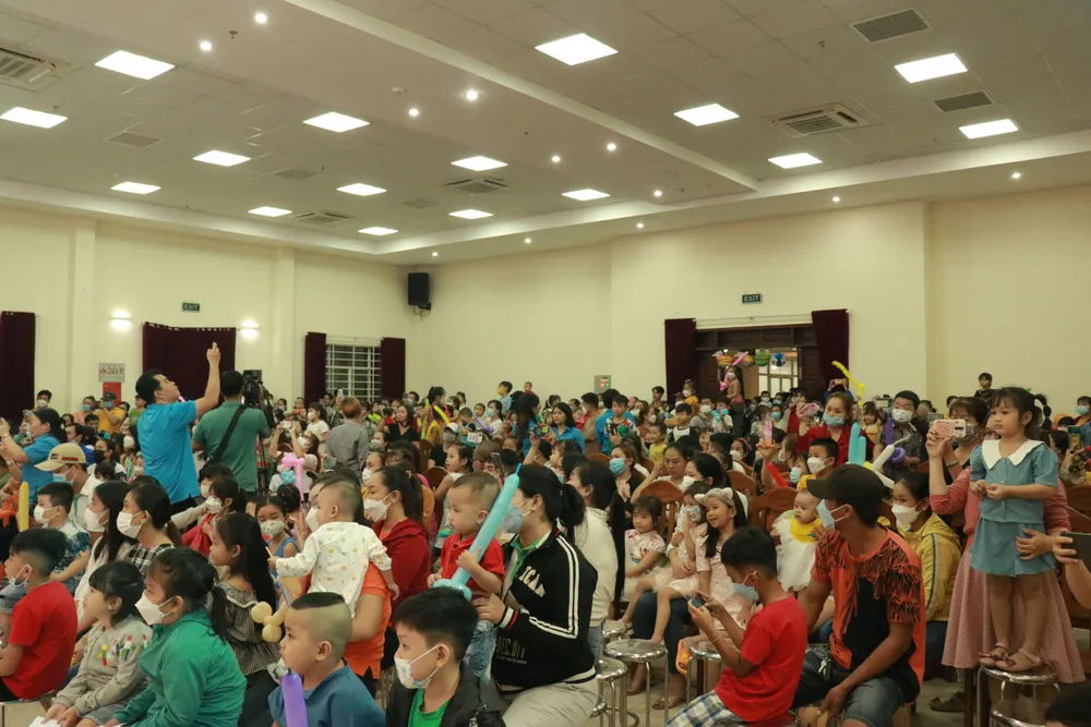 Chương trình ‘‘Trung thu yêu thương’’ thu hút đông đảo các em thiếu nhi tham gia. Ảnh: VÕ THƠ