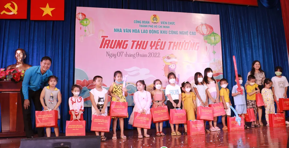 Ban thường vụ Công đoàn Viên chức TP trao tặng quà cho các cháu có hoàn cảnh khó khăn. Ảnh: VÕ THƠ