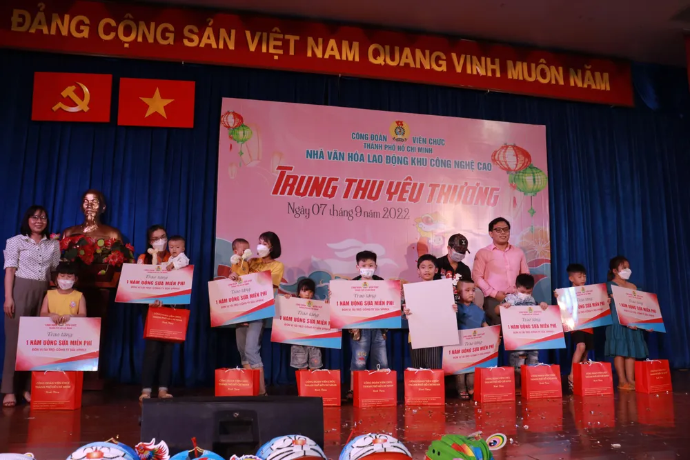 Ban lãnh đạo công ty sữa VPMILK trao tặng một năm uống sữa miễn phí cho các cháu mồ côi có hoàn cảnh đặc biệt khó khăn. Ảnh: VÕ THƠ