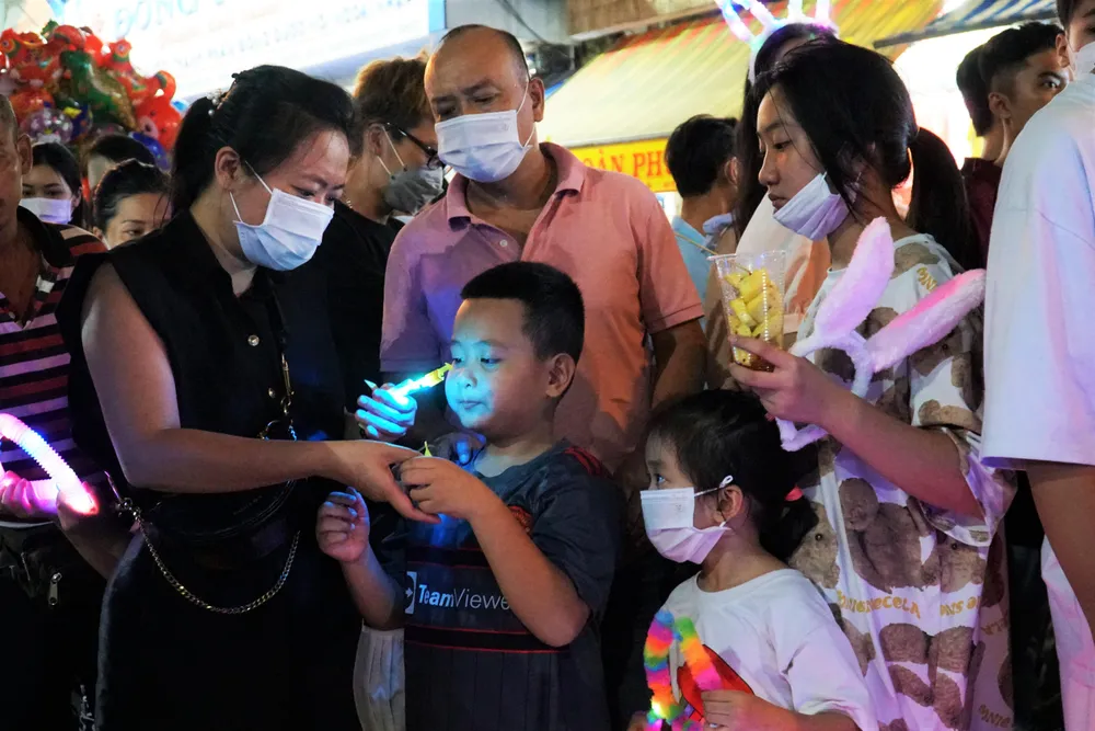 Nhiều gia đình đưa các em nhỏ đến phố vui chơi.