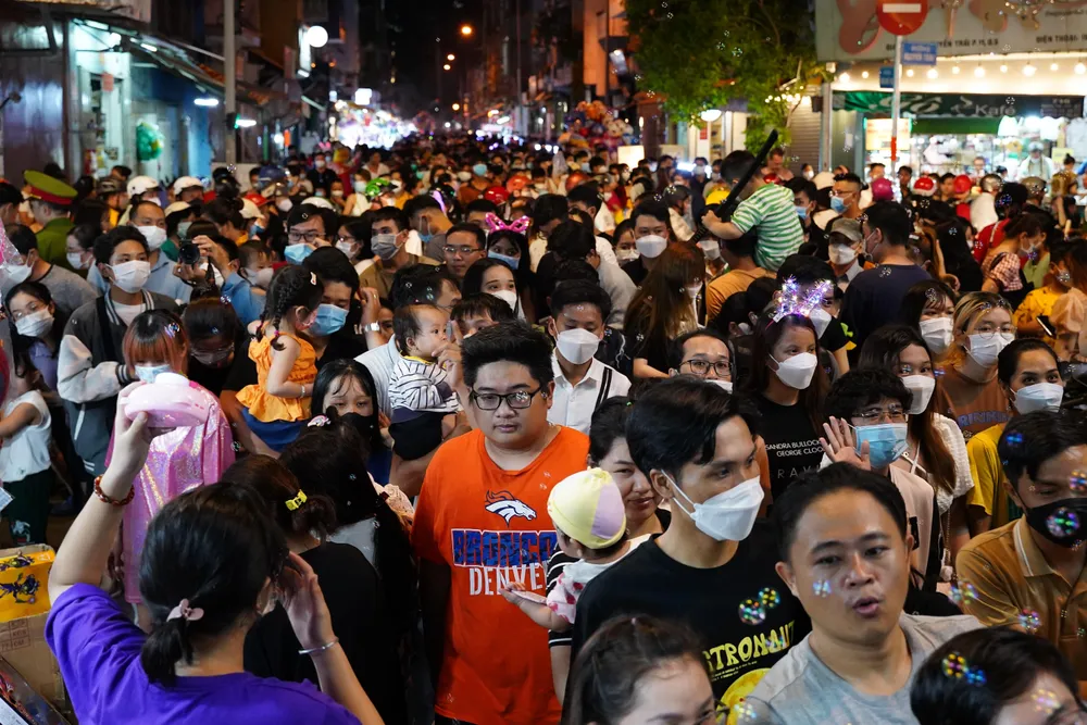 Sau một năm bị đại dịch COVID-19, phố lồng đèn Lương Nhữ Học đông kín người dân đến vui chơi, chụp ảnh.