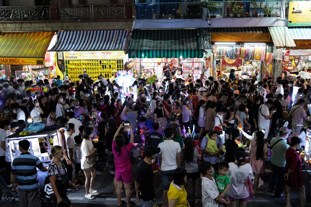 Người dân đổ đông nghẹt khiến đường Lương Nhữ Học và các đường xung quanh tắc nghẽn.