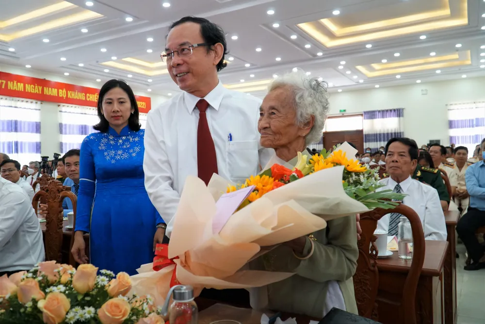 Bí thư Thành uỷ TP.HCM Nguyễn Văn Nên thăm hỏi, động viên Bà mẹ Việt Nam anh hùng Kiều Thị Nông. Ảnh: BẢO PHƯƠNG