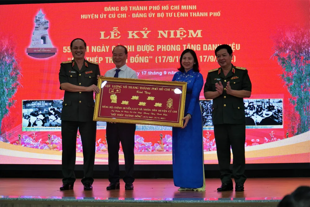 Bộ Tư lệnh TP.HCM trao tặng huyện Củ Chi quà lưu niệm. Ảnh: BẢO PHƯƠNG