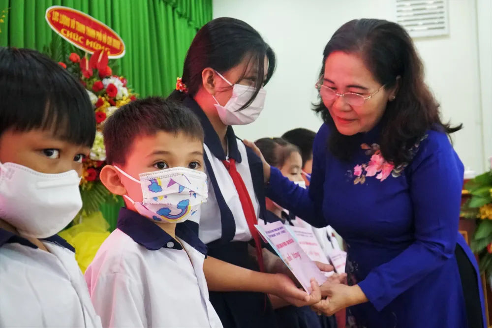 Chủ tịch HĐND TP.HCM trao học bổng cho học sinh tiêu biểu vượt khó huyện Củ Chi. Ảnh: BẢO PHƯƠNG