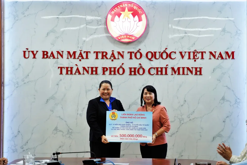 Quỹ "Vì biển đảo quê hương - Vì tuyến đầu Tổ quốc" nhận sự ủng hộ từ các đơn vị, doanh nghiệp. Ảnh: BẢO PHƯƠNG Quỹ "Vì biển đảo quê hương - Vì tuyến đầu Tổ quốc" nhận sự ủng hộ từ các đơn vị, doanh nghiệp. Ảnh: BẢO PHƯƠNG