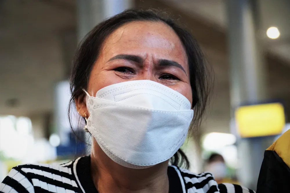 Bà Trần Thị Tình rơi nước mắt khi thấy chồng bình an trở về. Ảnh: BẢO PHƯƠNG