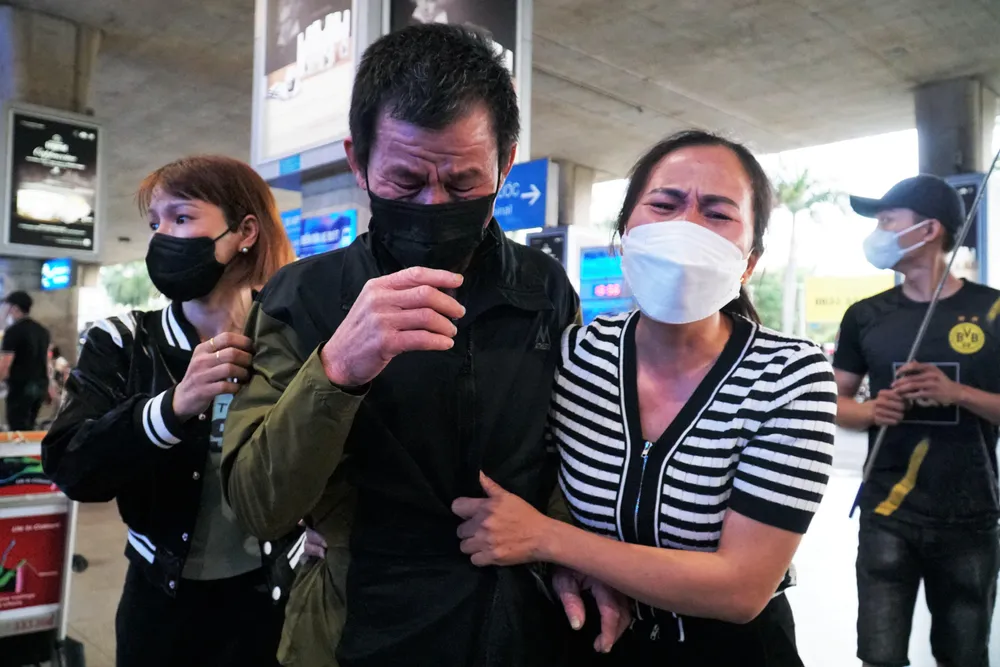 Ông Mạnh và vợ nghẹn ngào ngày gặp lại. Ảnh: BẢO PHƯƠNG