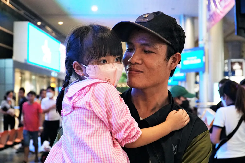 Người cha gặp lại con nhỏ sau nhiều tháng xa cách. Ảnh: BẢO PHƯƠNG