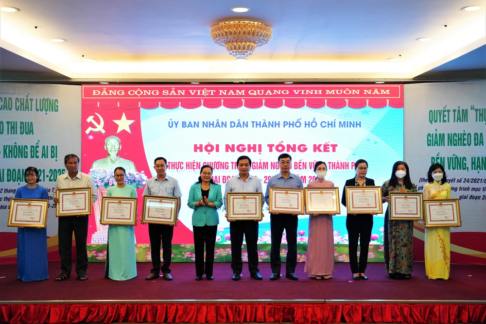 Lãnh đạo TP trao tặng bằng khen cho 86 tập thể, 33 cá nhân và hộ gia đình có thành tích xuất sắc trong việc thực hiện chương trình "Giảm nghèo bền vững TP.HCM" giai đoạn 2016 - 2020. Ảnh: BẢO PHƯƠNG