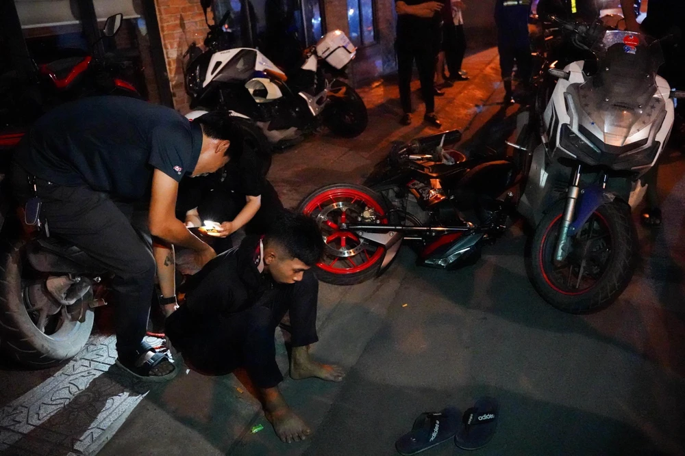 CSGT ép ngã xe và tóm gọn kẻ cướp giật. Ảnh: BẢO PHƯƠNG