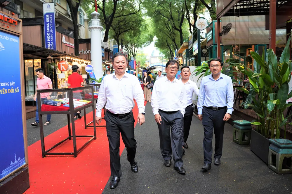 Phó Chủ tịch UBND TP.HCM Dương Anh Đức tham quan sự kiện. Ảnh: BẢO PHƯƠNG