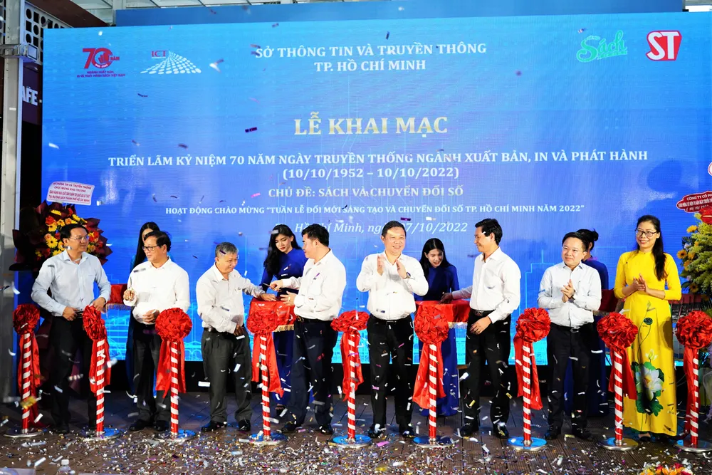 Lãnh đạo TP.HCM, Sở TT&amp;TT TP cùng các đại biểu cắt băng chào mừng triển lãm. Ảnh: BẢO PHƯƠNG