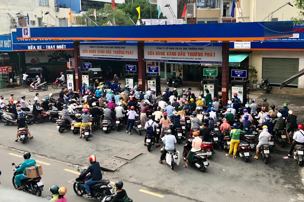 Người dân TP.HCM chen chúc đổ xăng khi xăng dầu khan hiếm. Ảnh: BẢO PHƯƠNG