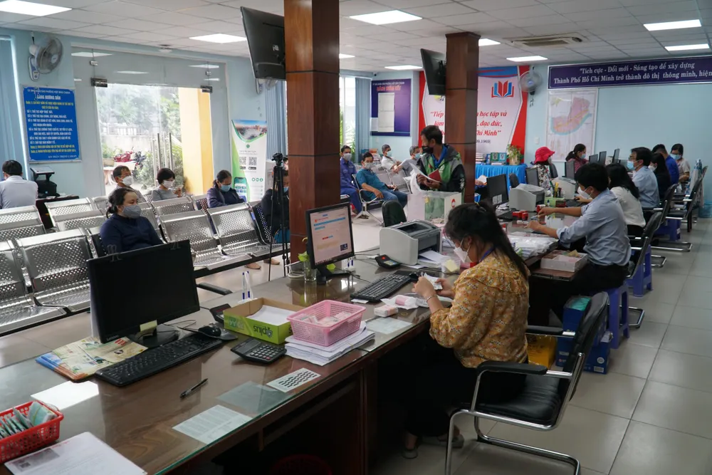 Theo cử tri Trần Văn Ngân, việc cán bộ nghỉ việc do lương thấp ảnh hưởng nhiều đến chất lượng phục vụ người dân tại khu vực công. Ảnh: BẢO PHƯƠNG Theo cử tri Trần Văn Ngân, việc cán bộ nghỉ việc do lương thấp ảnh hưởng nhiều đến chất lượng phục vụ người dân tại khu vực công. Ảnh: BẢO PHƯƠNG