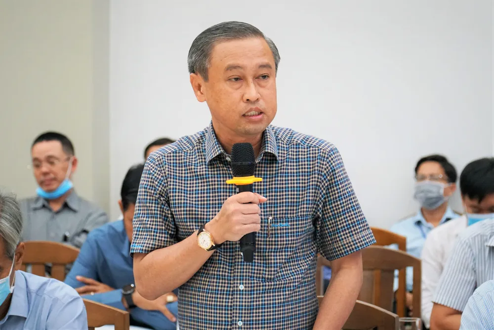 Ông Huỳnh Thanh Nhân, Giám đốc Sở Nội Vụ TP.HCM trả lời cử tri. Ảnh: BẢO PHƯƠNG Ông Huỳnh Thanh Nhân, Giám đốc Sở Nội Vụ TP.HCM trả lời cử tri. Ảnh: BẢO PHƯƠNG