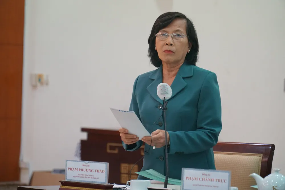 Nguyên Chủ tịch HĐND TP.HCM Phạm Phương Thảo trình bày tham luận. Ảnh: BẢO PHƯƠNG