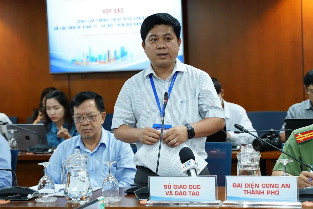 Ông Hồ Tấn Minh, Chánh Văn phòng Sở GD-ĐT TP.HCM đã cung cấp thông tin tại họp báo. Ảnh: HUỲNH THƠ