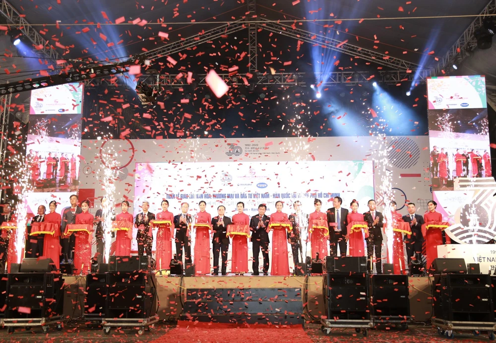 Các đại biểu cắt băng khánh thành khai mạc sự kiện. Ảnh: PV