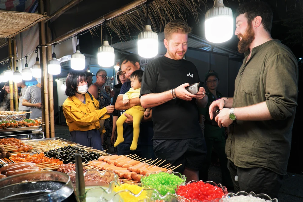 Ngoài ra sẽ có các hoạt động phong phú như: K-Pop Random Dance... và các tiết mục biểu diễn nghệ thuật đặc sắc (âm nhạc, võ thuật, thời trang...) truyền thống và hiện đại đến từ các nghệ sĩ Việt Nam và Hàn Quốc diễn ra xuyên suốt vào tối các ngày diễn ra sự kiện. Ảnh: PV