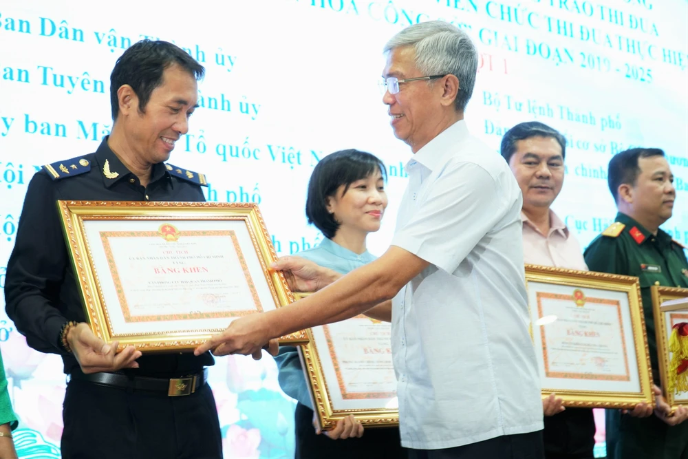 Ông Võ Văn Hoan trao bằng khen cho các tập thể, cá nhân có thành tích xuất sắc trong việc thực hiện phong trào. Ảnh: PHƯƠNG ĐẶNG