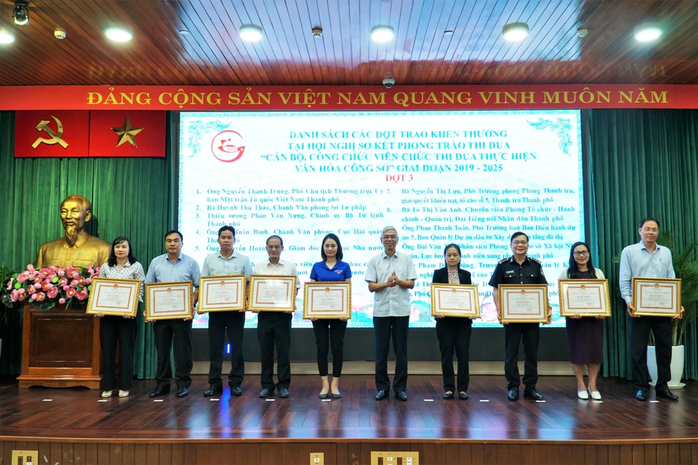 Dịp này, UBND TPHCM đã trao tặng bằng khen cho 28 tập thể và 24 cá nhân đã có thành tích xuất sắc trong tổ chức thực hiện Phong trào thi đua “Cán bộ, công chức, viên chức thi đua thực hiện văn hóa công sở” trên địa bàn TP giai đoạn 2019 - 2022. Ảnh: PHƯƠNG ĐẶNG